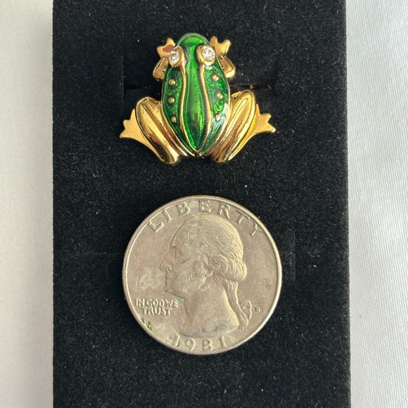 Vintage Avon Frog Brooch | Gold Tone Green Enamel | Rhinestone Eyes - Picture 3 of 6
